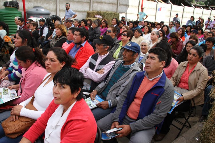 GOBIERNO REGIONAL Y FOSIS ENTREGAN IMPLEMENTOS PARA PALIAR LA SEQUÍA A 290 FAMILIAS DE CHOAPA